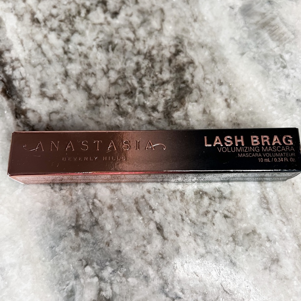 ANASTASIA BEVERLY HILLS
LASH BRAG - VOLUMIZING MASCARA. SHADE: JET BLACK
NEW